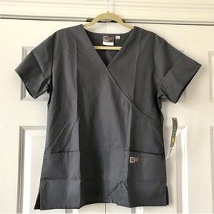 NWT Grey Scrub Top ⭐️5/$25⭐️